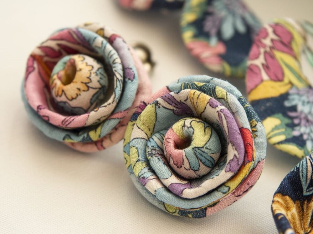 tekstylne kolczyki w kształcie kwiatów