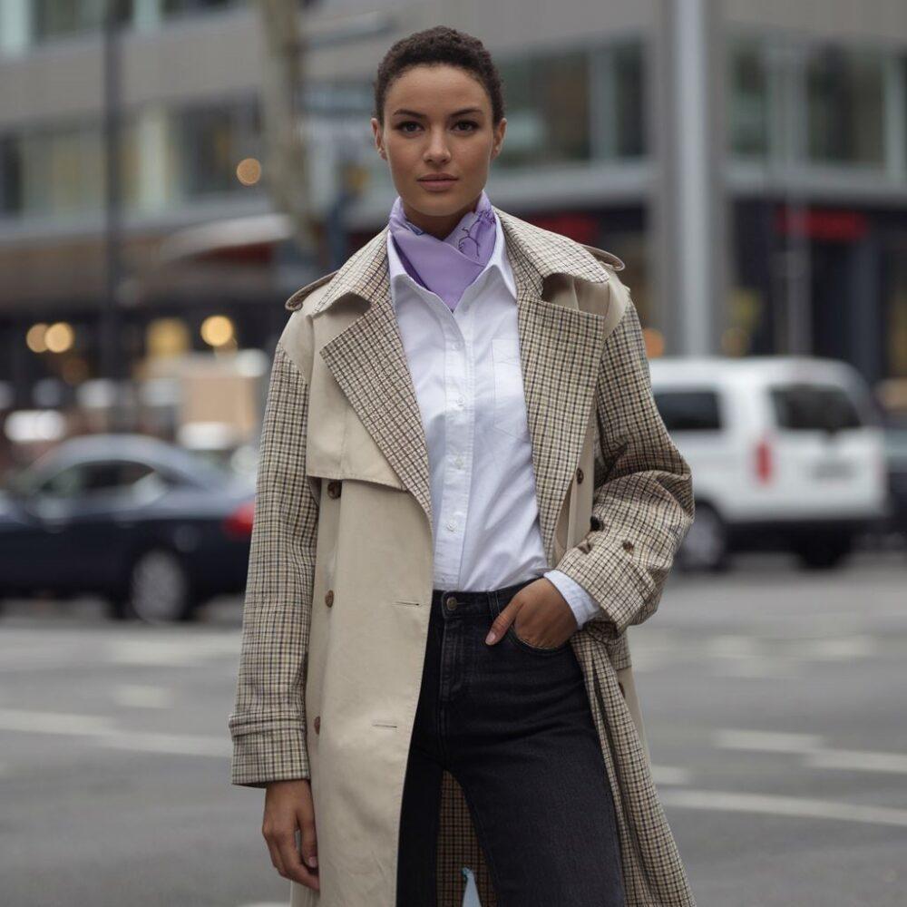 trencz w miejskiej scenerii