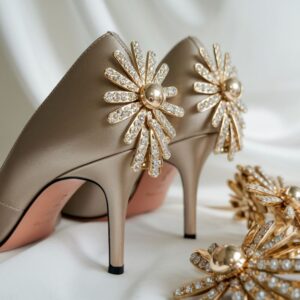 złote klipsy do butów