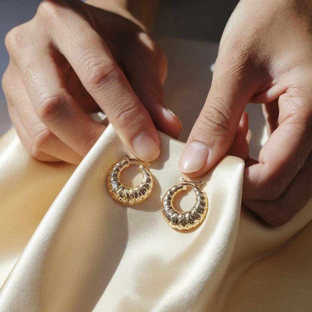 złote kolczyki i miękka ściereczka