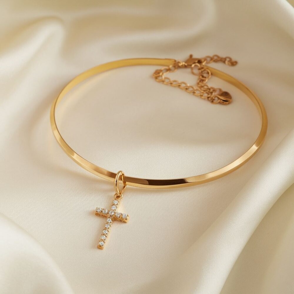 złoty choker z krzyżykiem