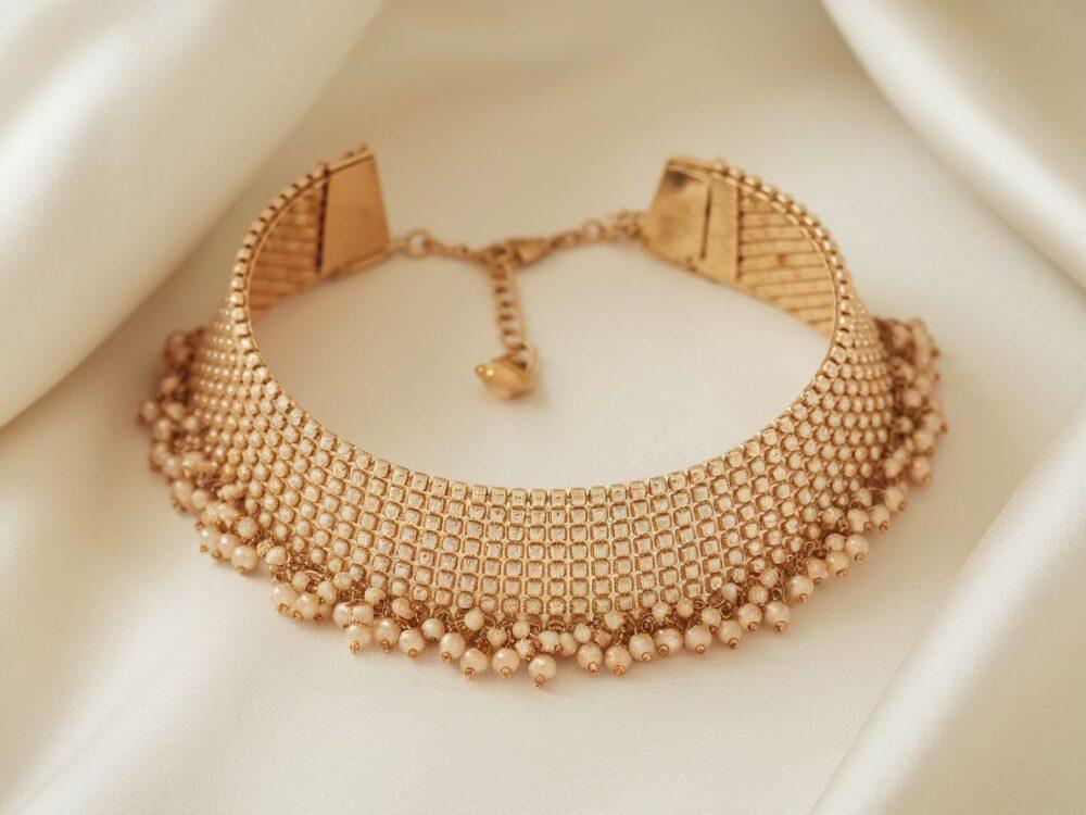 złoty choker z kuleczkami