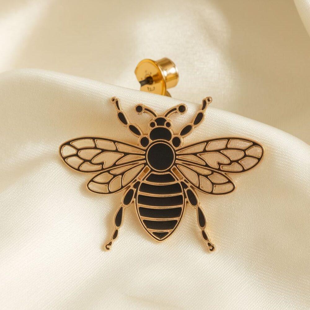 złoty kolczyk w kształcie pszczoły