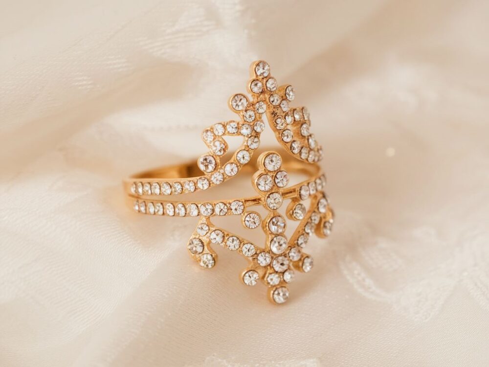 złoty pierścionek z kryształkami